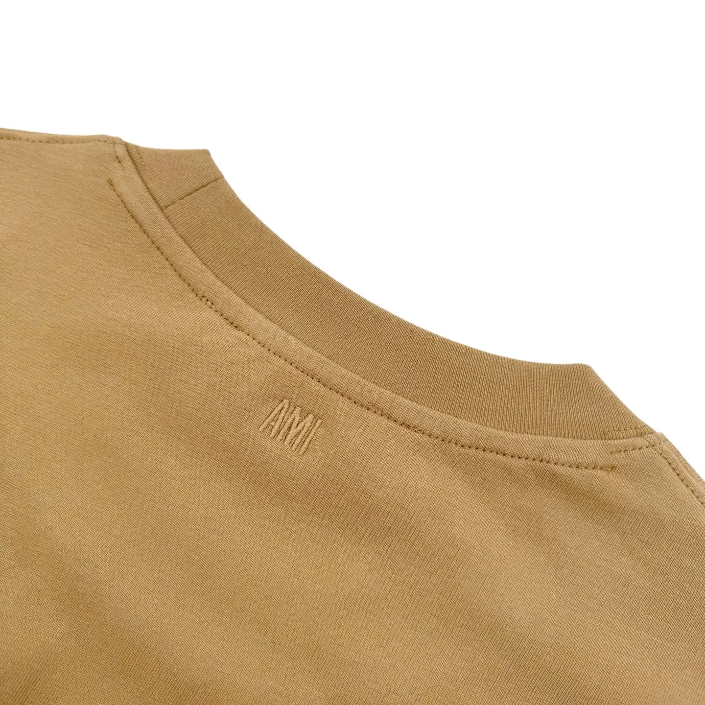 Ami woven love embroidered short sleeves (Khaki color). The fabric is made of custom matt soft plain cotton. It is soft and delicate, comfortable and close to the skin. It is presented with a touch of clay Khaki with the accumulation of time. It is intriguing and high-end. The love logo is disassembled into rough pixel particles and is embellished on the chest with pixelated deconstruction. The AMI letter embroidery on the back complements each other to increase brand recognition. It hides French romance. It is the ultimate simplification of color and the ultimate restraint. Deducing an effortless sense of high-end, it adopts imported machine embroidery technology and uses advanced computer control systems and precision mechanical components to realize pixelated love A embroidery and Ami letter embroidery operations with high precision. The lines are smooth and delicate, and the fabrics have been washed. It has a better hand feel and texture. It is not easy to deform, not easy to shrink, not easy to fade, and maintains long-term beauty. Size:S-M-L-XL